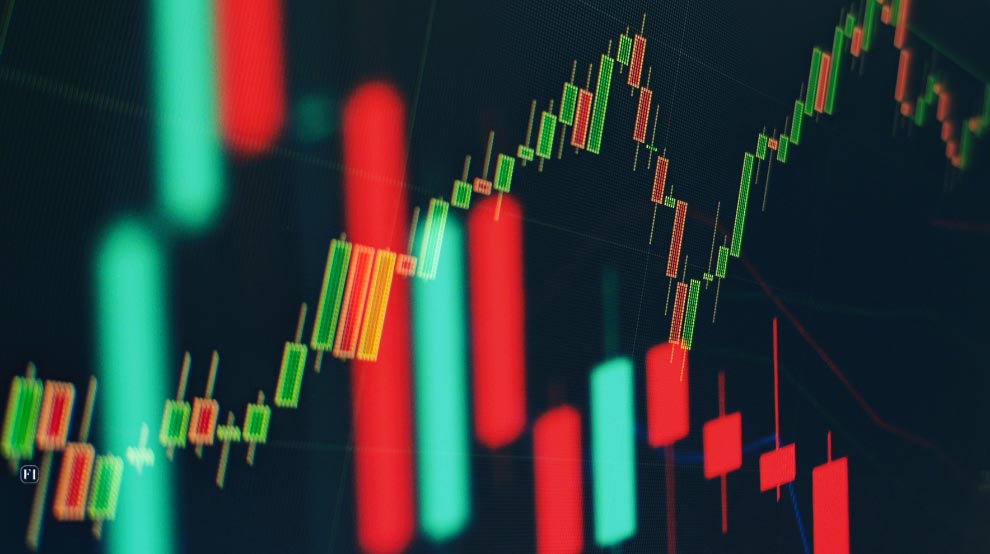 Darstellung eines Börsendiagramms mit roten und grünen Kerzencharts zur Visualisierung von Kursverläufen, symbolisch für ETFs und Finanzmarktanalysen