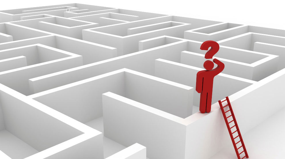 Symbolbild eines roten Männchens mit Fragezeichen über dem Kopf, das ratlos am Rand eines weißen Labyrinths steht, neben ihm eine rote Leiter.